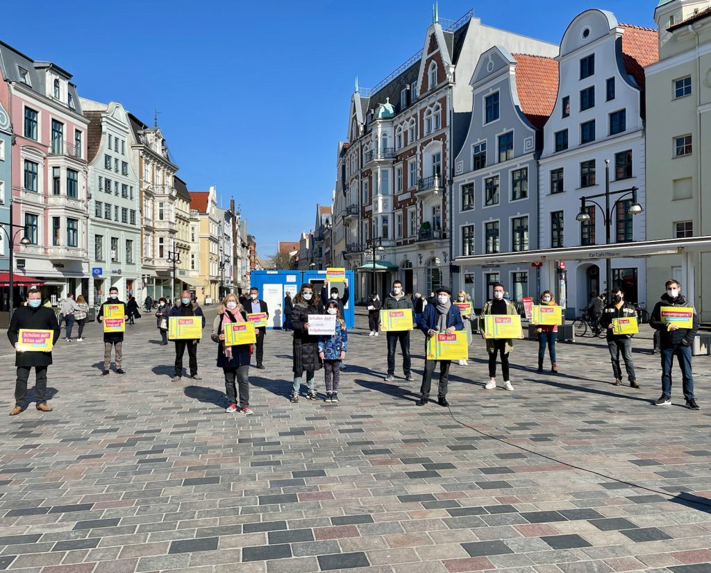 Demo für Fortsetzung der Modellregion Rostock und gegen Ausgangssperren