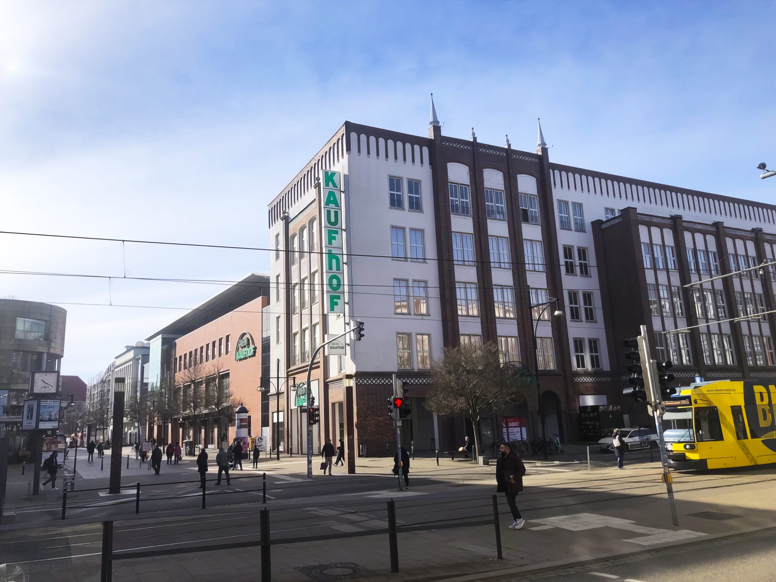 Die Außenansicht des Kaufhauses "Galeria Kaufhof" in der Langen Straße Rostock
